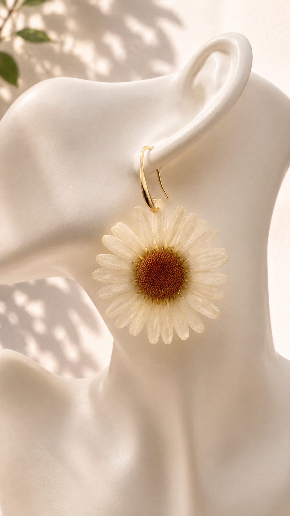 Pair of pressed daisy resin drop earrings on 18k gold-plated ear hooks